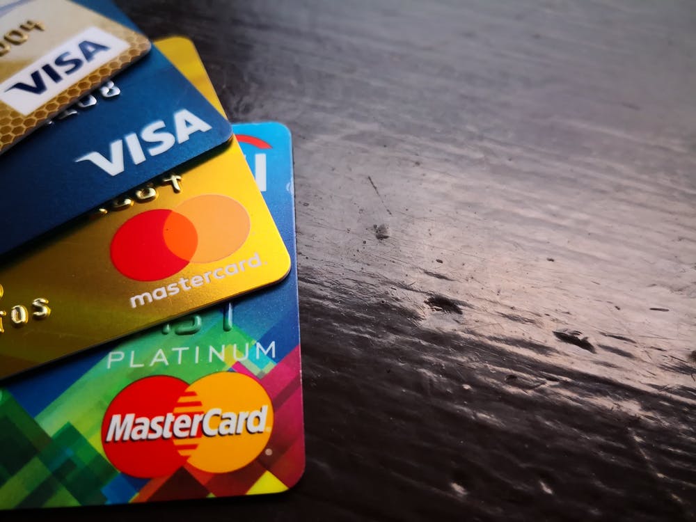 Ter o nome negativado não significa que todas as portas do crédito estão fechadas. Com o avanço da tecnologia financeira e a mudança no perfil dos consumidores, várias instituições passaram a oferecer cartão de crédito para negativado como forma de inclusão e recuperação financeira. Mas é importante entender as condições, os riscos e as alternativas para usar esse recurso com responsabilidade. Neste artigo, você vai descobrir como funciona o cartão de crédito para quem está com o nome sujo, quais são as principais opções disponíveis no mercado, os cuidados que você deve tomar e se realmente vale a pena.