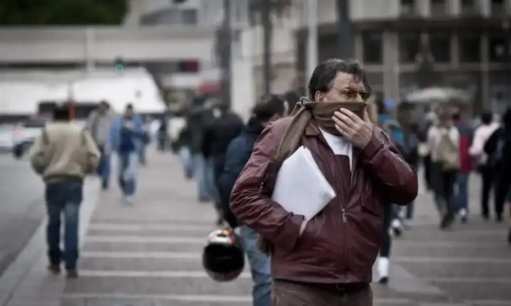 Aquecer sem gastar muito: Dicas para enfrentar o frio no Brasil