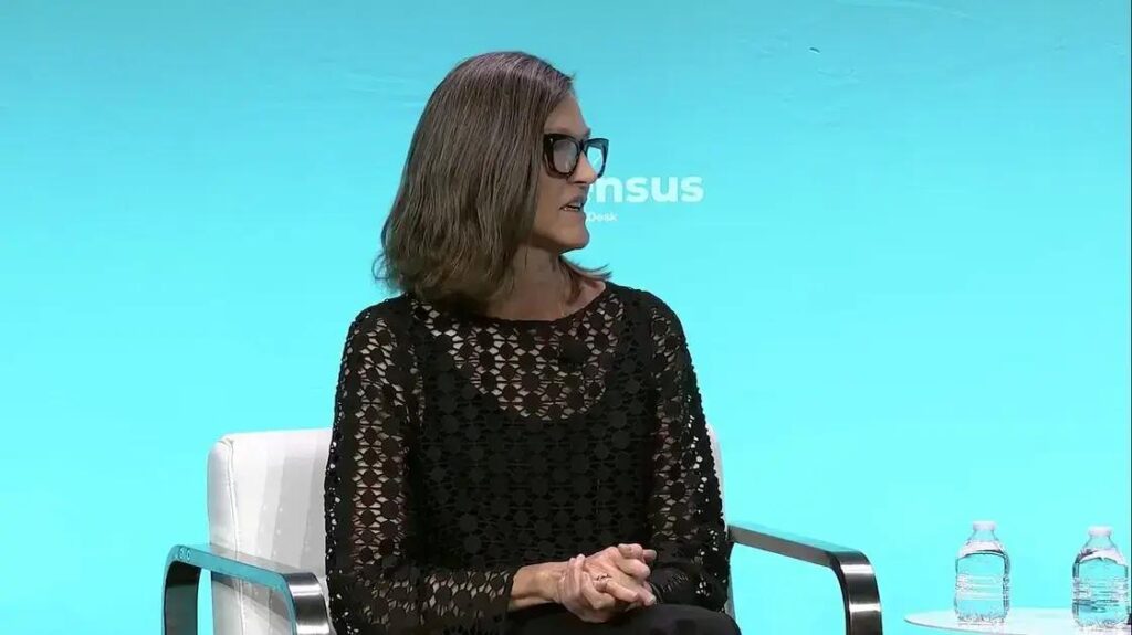 Cathie Wood comenta sobre correções no mercado de inteligência artificial Cathie Wood comenta sobre correções no mercado de inteligência artificial